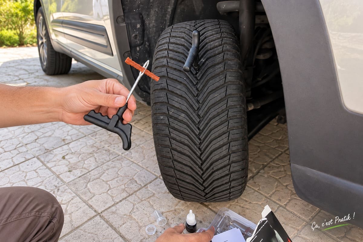 Réparation d’un pneu crevé avec une mèche sur la bande de roulement